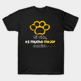 I love my pet! . Phrase in Spanish: My life is much better with you. T-Shirt